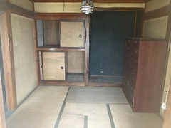 右側に茶色のタンスが置かれ、奥には床の間と押入が設置されている1階の離れの和室の内観写真