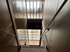 手すりが付いている1階と2階をつなぐ階段の写真