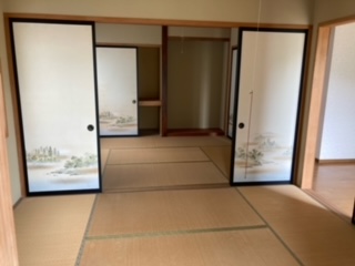 中央左右に襖、中央奥に押入れ、床の間がある、6帖二間続き和室内観の写真