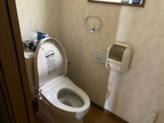 右側タオル掛け、トイレットペーパーホルダーが設置された、洋式トイレの写真